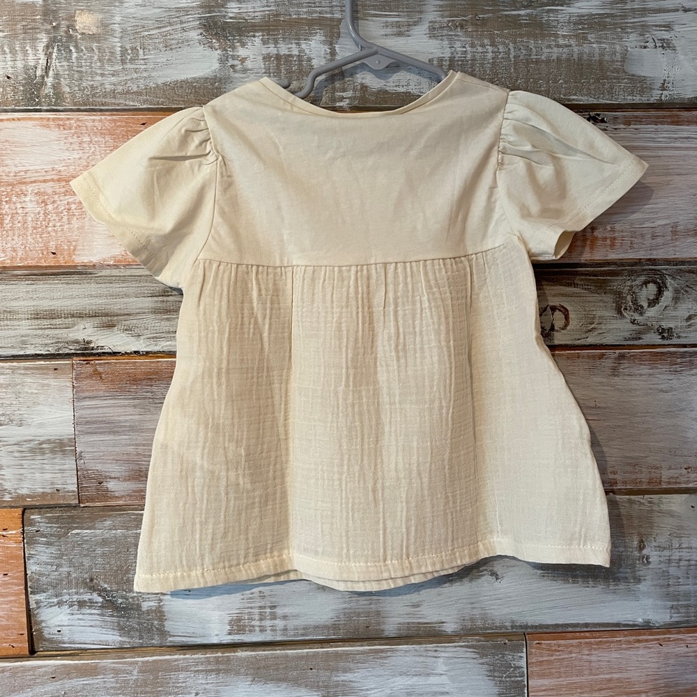 Adorable cream colored blouse - Picture 4 of 6